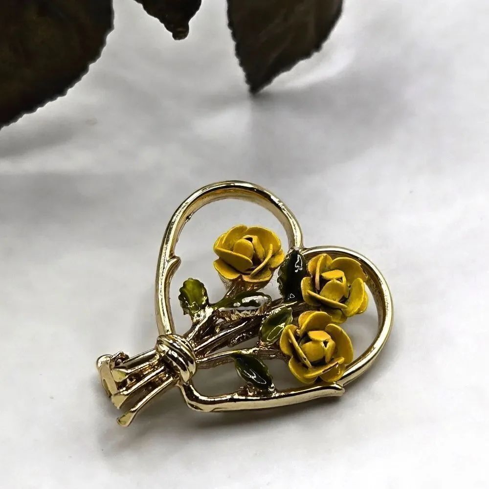 "5/$40" Yellow Rose Boquet Heart Goldtone Brooch Pin